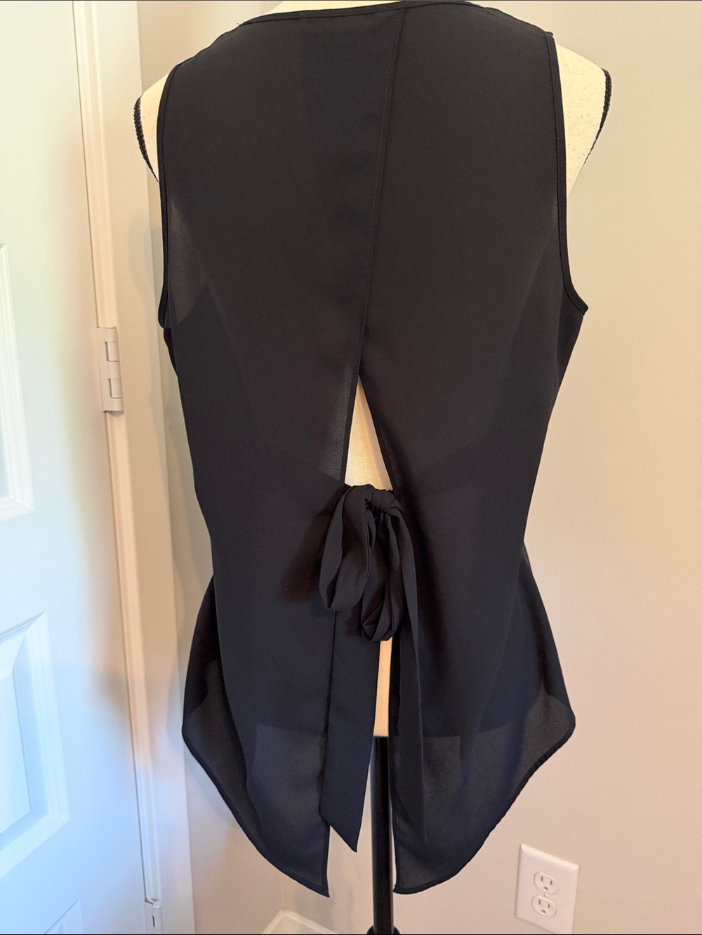 Express Black V-Neck Sleeveless Cami Top - Picture 5 of 7